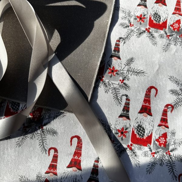 emballage cadeau gris et rouge