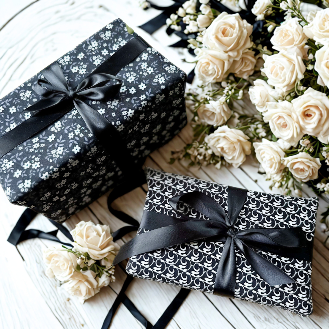 emballage fleuri noir et blanc